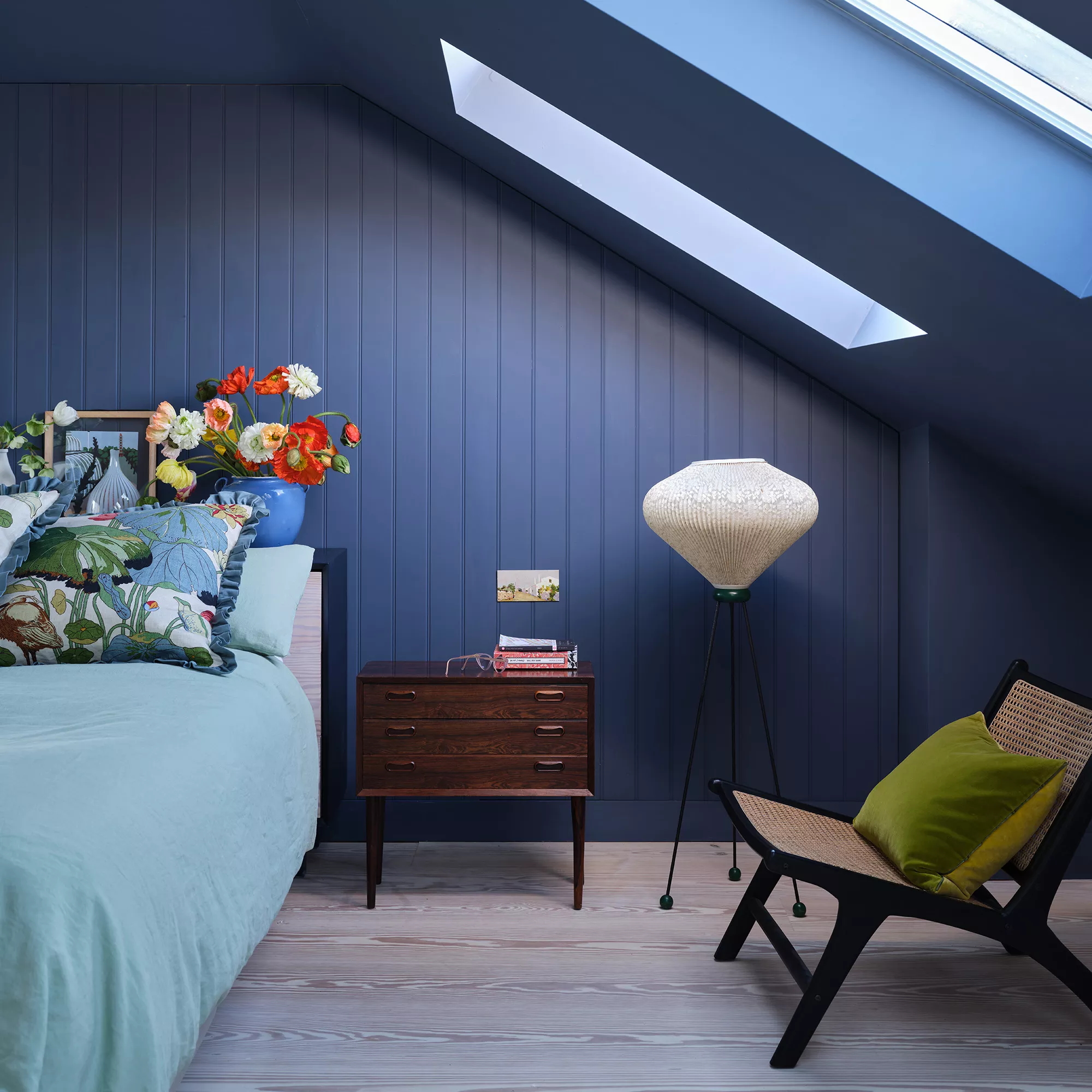 Farrow & Ball Modern Wine Dark No.308 Eggshell Paint, 2.5L 6 Farrow & Ball Modern Wine Dark No.308 Eggshell Paint, 2.5L - Image 4